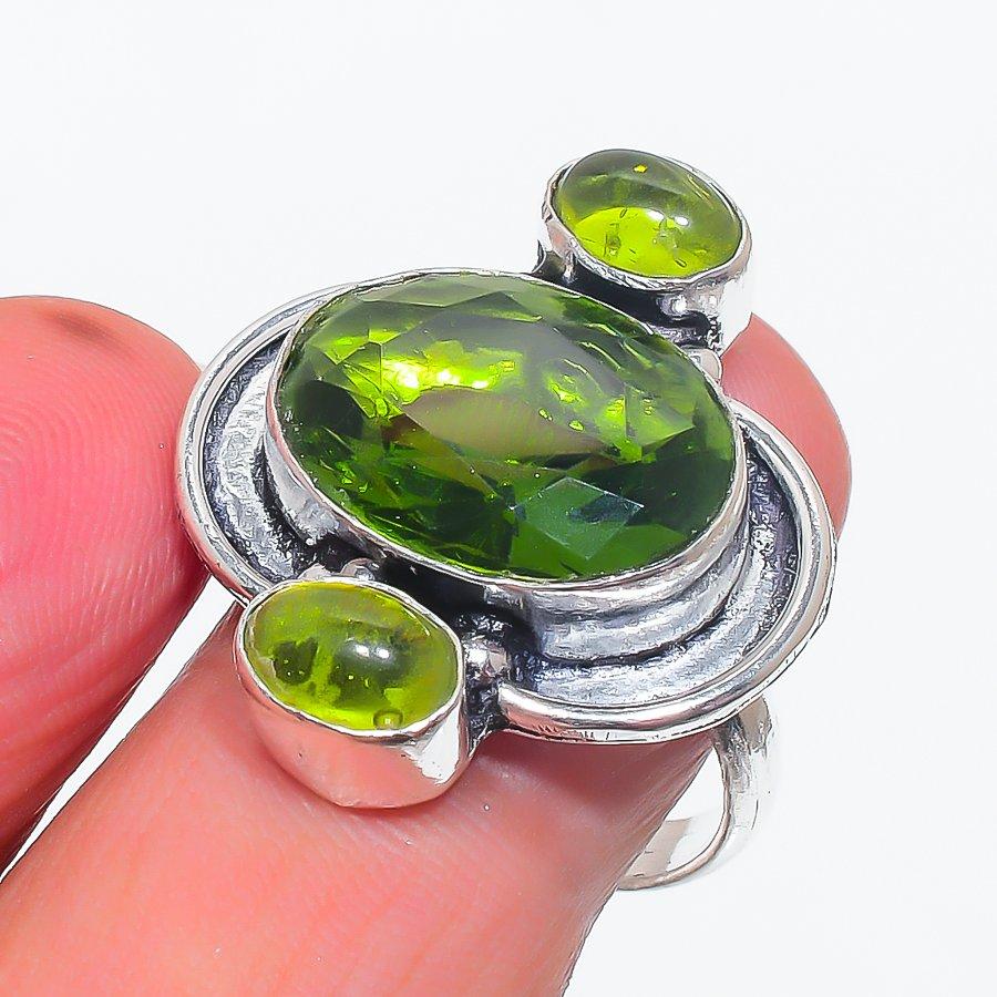 

Кольцо из серебра 925 пробы с натуральным драгоценным камнем перидот, размер 8 q9k94