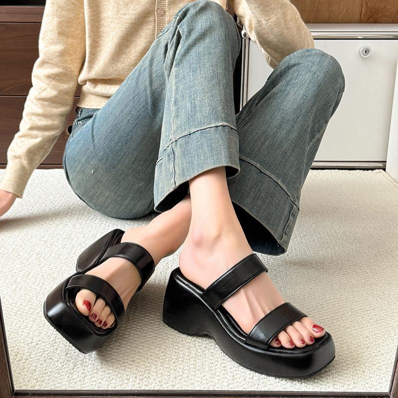 Temperament-Hausschuhe mit Leopardenmuster Damen 2025 Frühling neue dicksohlige erhöhende kleine Sandalen High-End coole Hausschuhe
