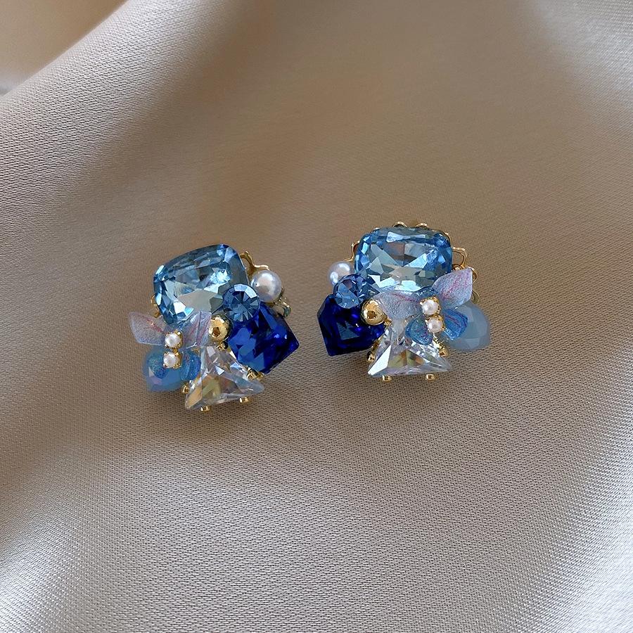 Monet Garden Pearl Stud Earrings: Exquisite Court Style with a Luxurious, Versatile Design.