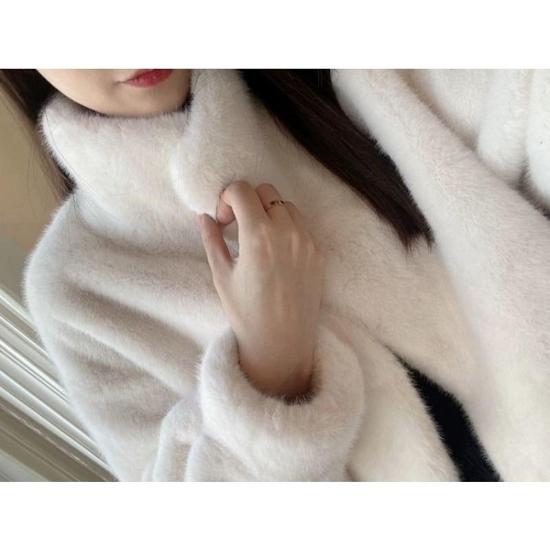 Γυναικείο κοντό γούνινο μπουφάν μινκ με μαλακό γούνινο γιακά για τη χειμερινή σεζόν