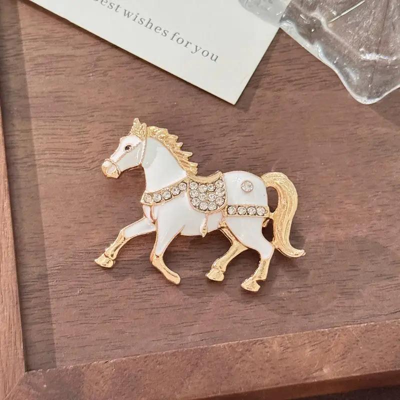 Klassische Strass Pferde Broschen für Damen Tierkreiszeichen Anstecknadeln Lässige Party Accessoires Neujahrsgeschenke Freunde