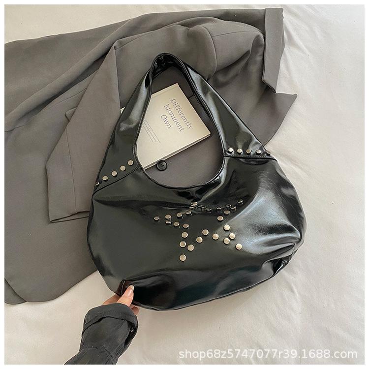 Niche Commuter Women's Bag 2025 New Fashion Shoulder Bag Rivet Underarm Bag Large Capacity European and American Bucket Bag