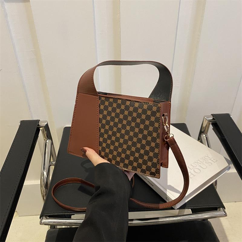 

Проста іноземна повсякденна ретро 2024 друкована квадратна весняна нова мода на одне плече кросбоді портативна маленька квадратна жіноча сумка коричневий