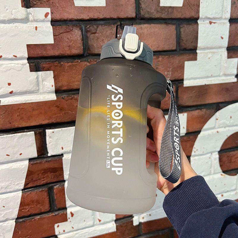 1500/2300ml Sportsvattenflaska Fitnesskittel med Sugrör Utomhus Stor Stor Kapacitet Gradient Plast Bärbar Återanvändbar Vattenflaska