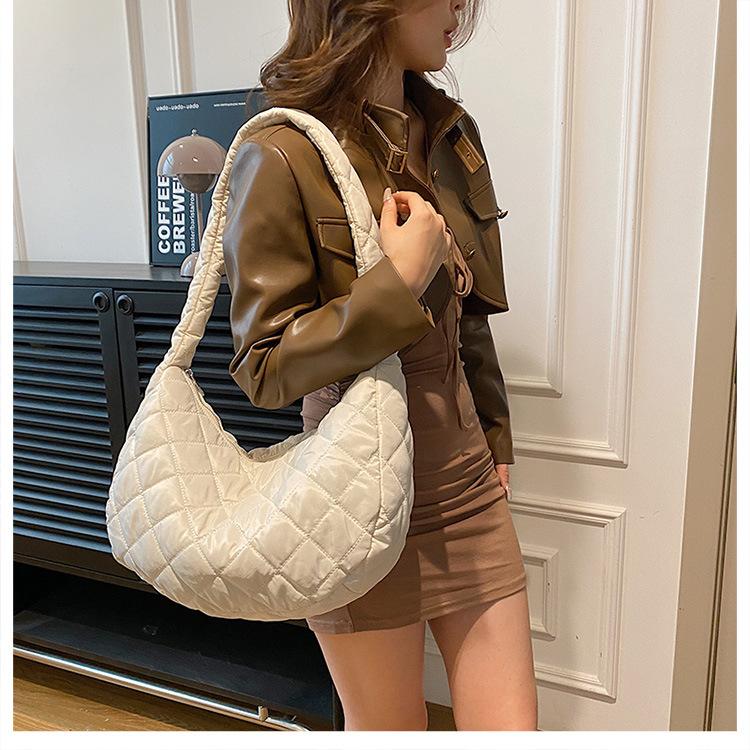 Rhombus Cloud Bag Autumn and Winter New Niche Casual Simple Messenger Bag Versatile Large Capacity Commuter Down Bag