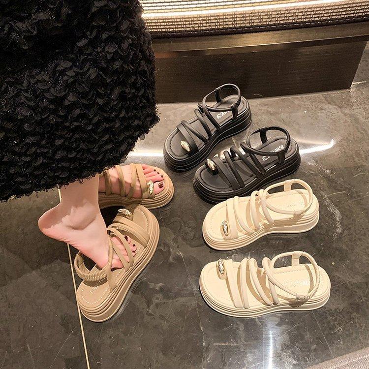 Sandales mode femme polyvalentes 2024 été nouveaux modèles ne sont pas fatiguantes à porter à l'extérieur, chaussures femme à plateforme compensée antidérapantes chaussures de plage romaines