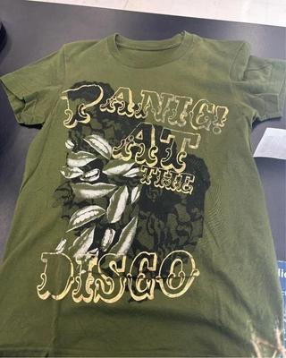 Maglietta da concerto vintage verde con grafica della band Panic At The Disco