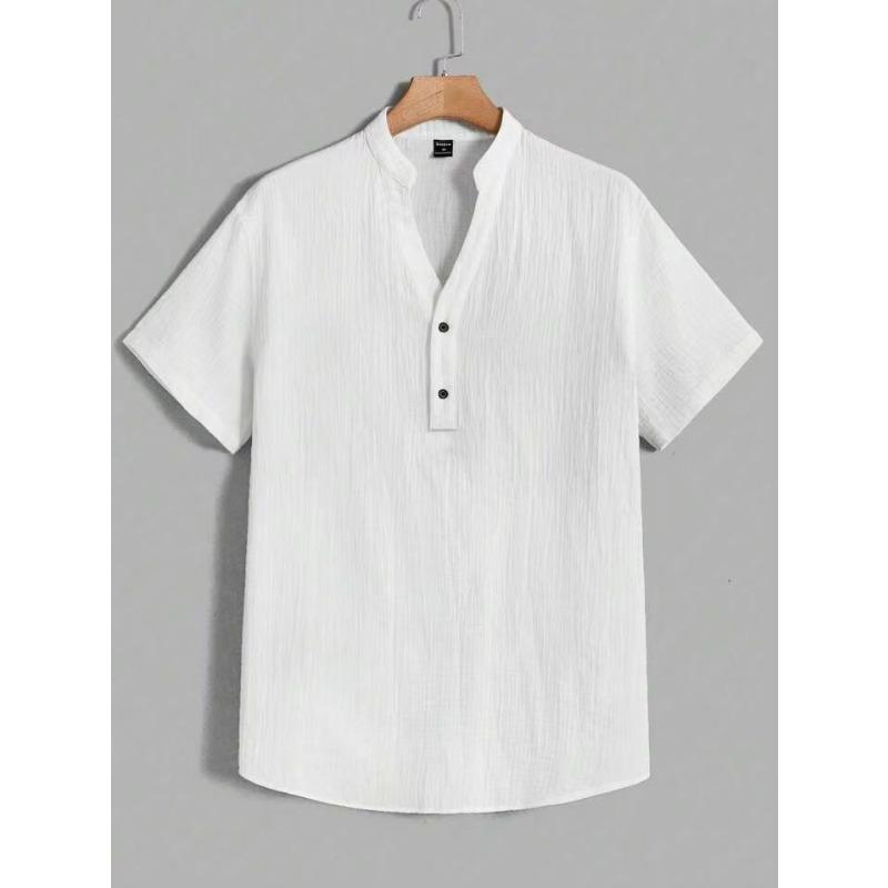 Camisa Texturizada Azul Claro para Hombre con Cuello Alto, Top Henley Casual de Manga Corta, Tejido Transpirable para Verano