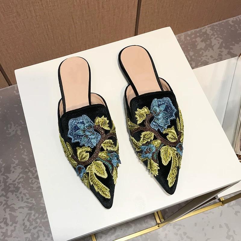 Elegant Embroidery Velvet Slippers Woman Floral Pointed Toe Mules Flat Heel Pantuflas Femme Cozy Home Slides Ladies Velour Shoes