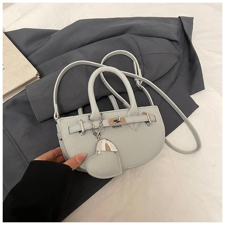 Retro portable super fire bag women's 2025 new spring and summer light luxury fashion niche high-end textured messenger bag