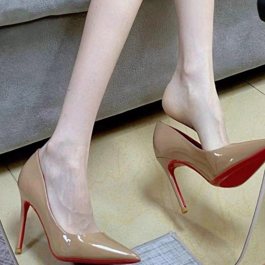 Scarpe nere da uomo a taglio singolo, stile britannico romantico con inserti laterali, tacchi alti con suola rossa, tacchi sottili da donna non stancanti da indossare a lungo