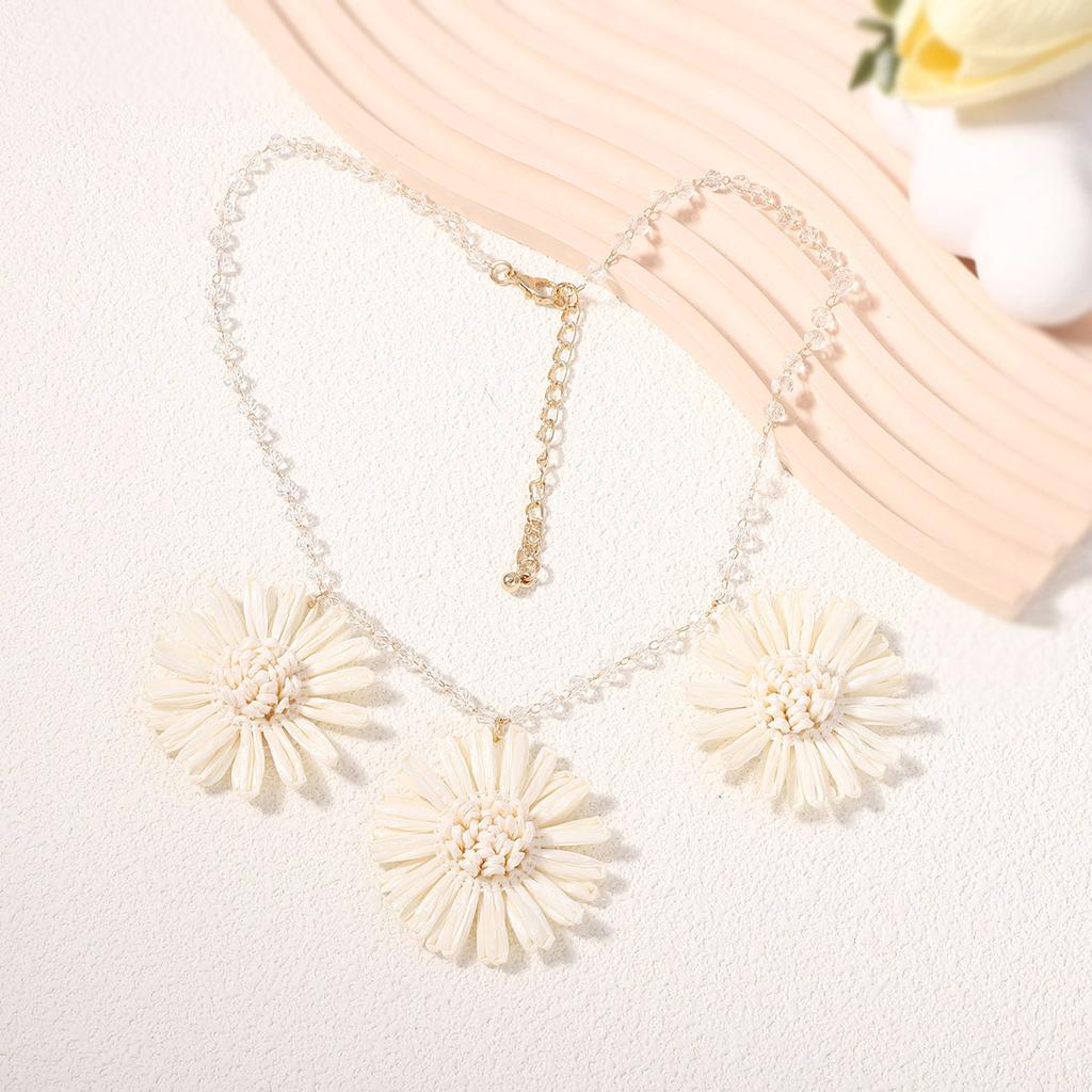 Summer new light-colored raffia hand-woven small daisy flower necklace, fashionable niche atmosphere