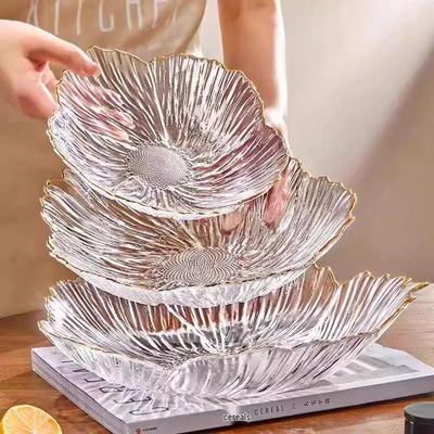 Elegant Fruktsskål i Glas med Bladform och Guldkant för Kaffebordsdisplay