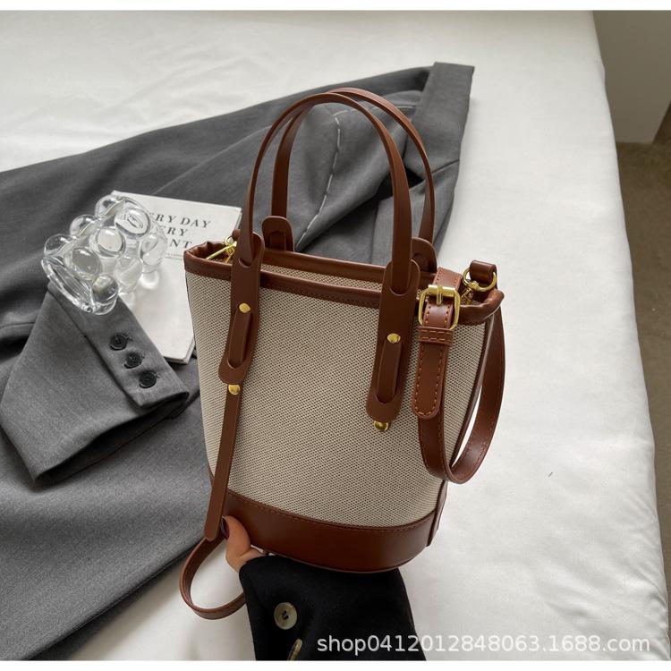 

Повседневная парусиновая сумка-тоут с комбинированным дизайном, новая нишевая модель 2025 года, сумка-ведро кроссбоди, ретро портативная плечевая сумка для通勤 коричневый
