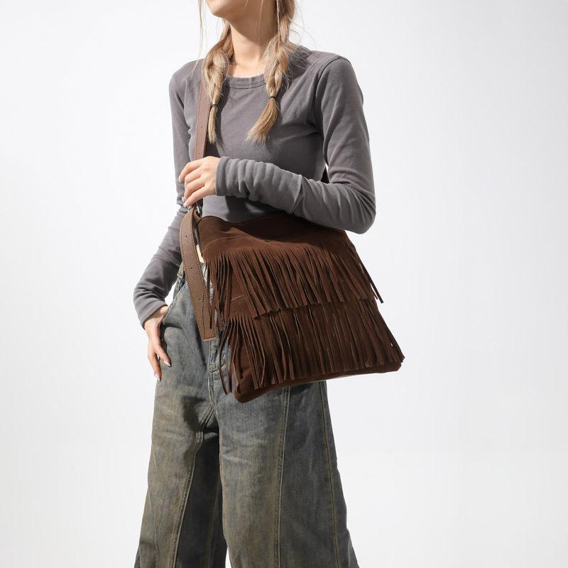 Autumn and winter retro fashion bag women's 2025 new French niche design fringed bag trendy personalized commuter shoulder bag