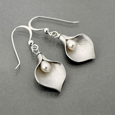 1 paio di orecchini di perle finte con fiori, design unico e minimalista, orecchini di loto a ferro di cavallo, regalo da donna
