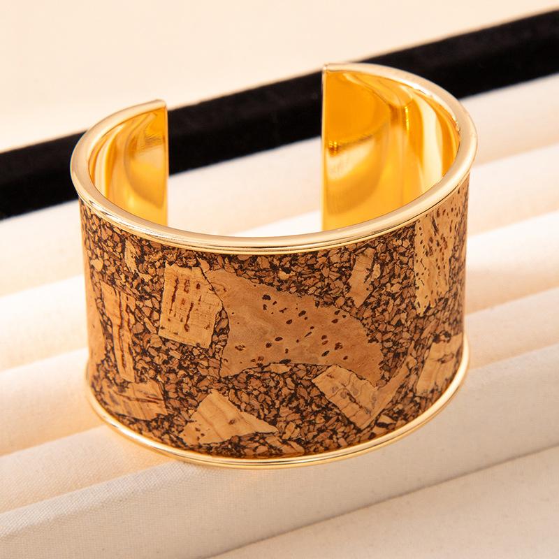 Cross-border hot-selling simple graffiti opening bracelet, high-end women's ins wide-faced bracelet, personalized trendy and cool retro jewelry.