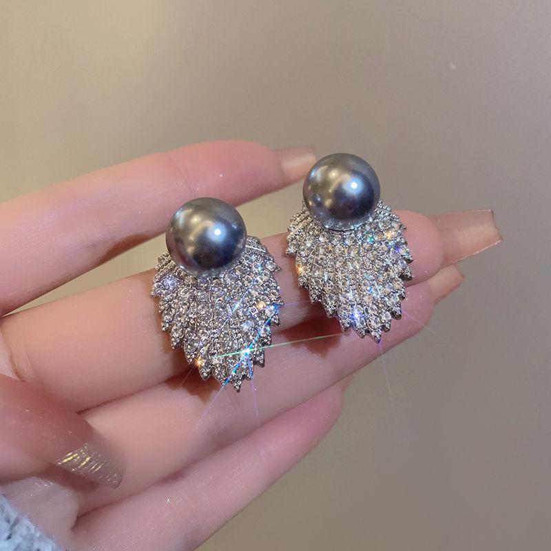 

Милые серьги-пусеты с радиальными кристаллами и искусственным жемчугом в виде крыла для женщин, темпераментный корейский дизайн, ювелирные изделия серебряный