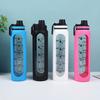 Glaswasserflasche mit Silikonhülle Zeitmarkierung 1000ml Auslaufsicher Borosilikat Wasserbecher für Sport Fitness Büro BPA-frei Getränke Geschenkidee