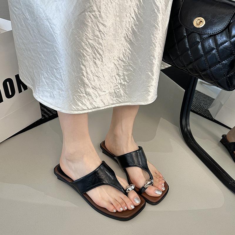 Französische Nische coole Hausschuhe Damen Oberbekleidung 2025 Sommer neu mit Rock einfache Sandalen vielseitig kleiner Absatz coole Hausschuhe