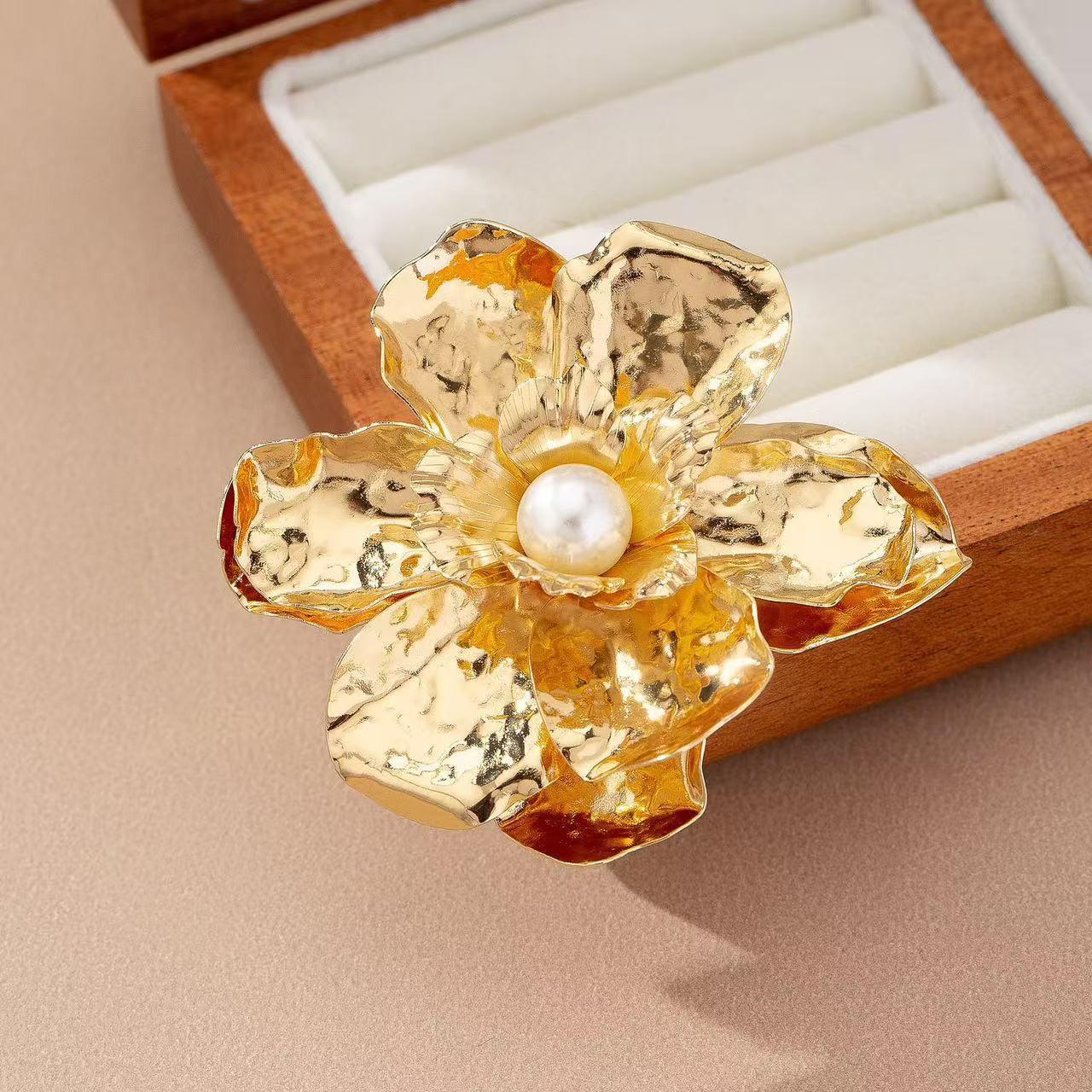 Irregular 3D Flower & Faux Pearl Brooch for Women – Elegant High-End Design золотой