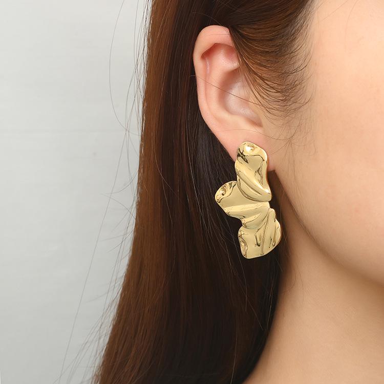 Kolczyki ze stali nierdzewnej z geometrycznym kwiatem i nieregularnymi fałdami - Stylowy europejsko-amerykański design