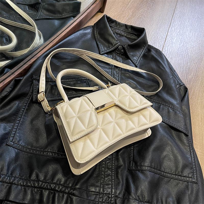 

Текстурированная сумка женская 2025 весна и лето модная популярная универсальная простая клетчатая дорожная на плечо через плечо портативная женская сумка