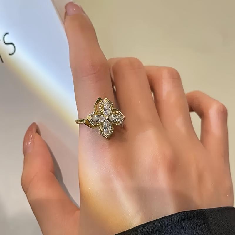 A Japanese and Korean style four-leaf flower ring with zirconia that can be rotated-Fashionable, light-luxury, minimalist geometric rings are
