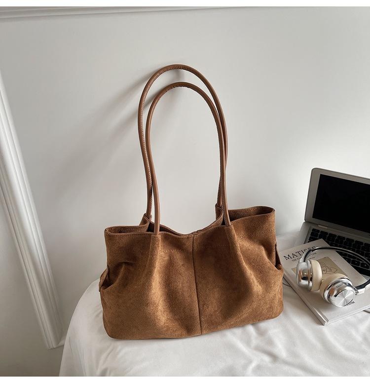 

Ретро сумка-багет большой вместимости женская 2025 осень-зима новая простая замшевая сумка-тоут универсальная сумка через плечо тренд