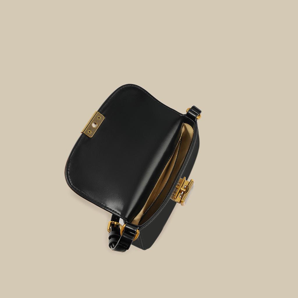 Die Ledersatteltasche ist ein Nischendesign. Die Unterarm-Umhängetasche ist schlicht, hochwertig, modisch, elegant und eine Retro-Pendeltasche.
