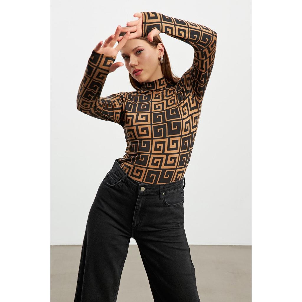 Schwarzer Damen-Body mit Fingerdetail