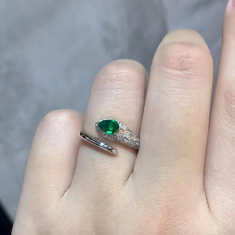 Креативное изящное кольцо со змеей, изумрудным цирконом, с дизайнерским смыслом, открытое, регулируемое, женское Opening adjustable