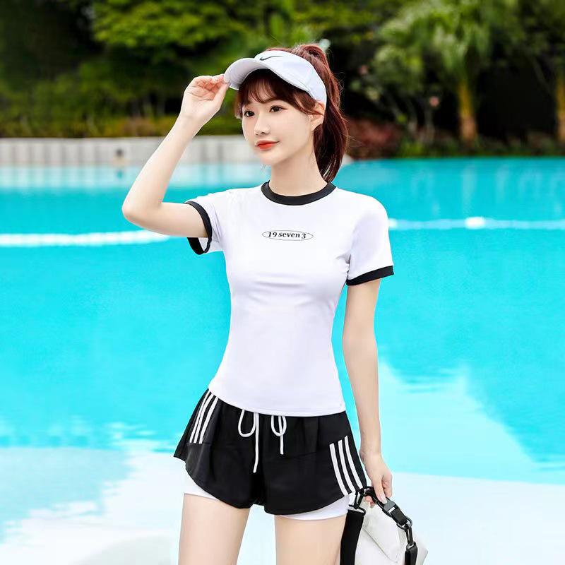 

Консервативный женский раздельный купальник с короткими рукавами и контролем живота XL (Suggestion 110-120 kg)