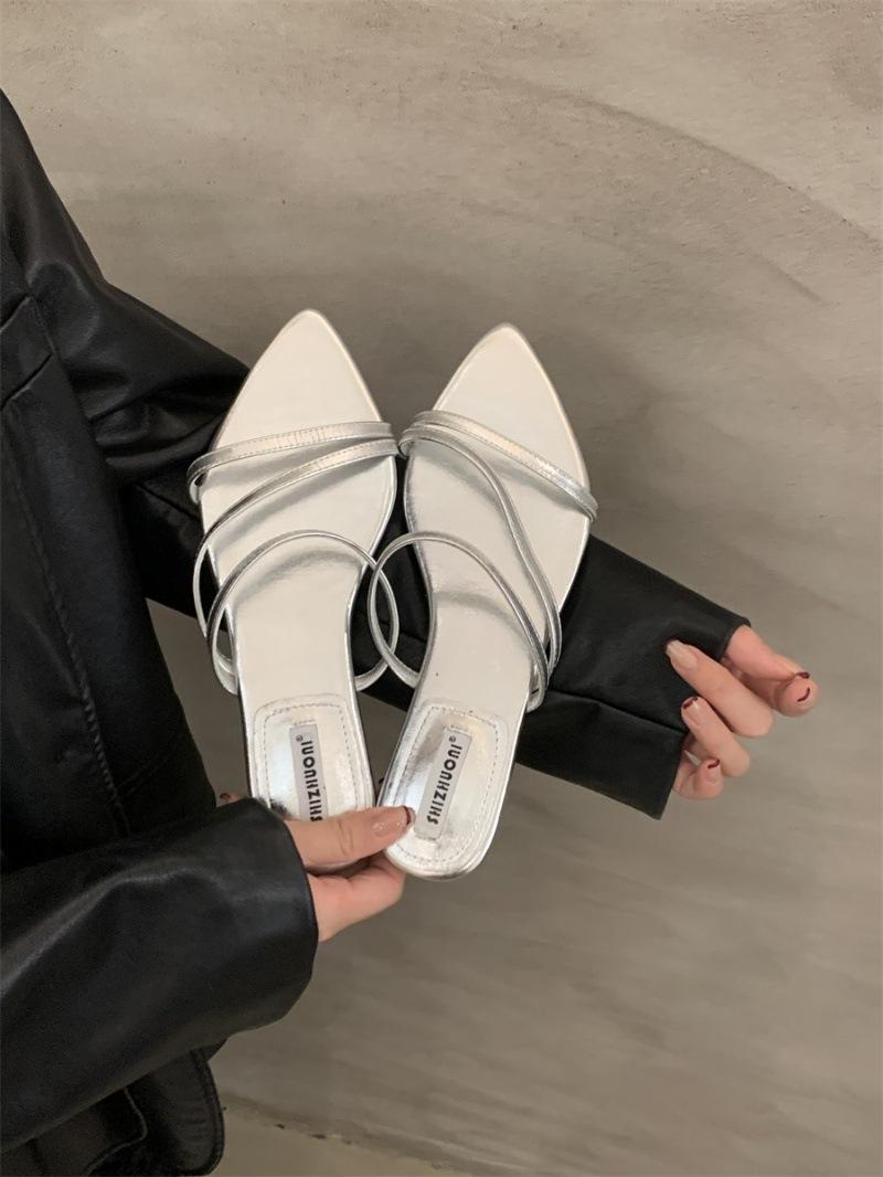 

Niche черные классные тапочки верхняя женская обувь лето 2024 новые тонкие ремешки плоская подошва остроносые французские темпераментные сандалии 35 серебряный