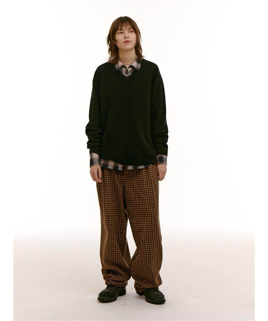 Saendeusaundeu (Unisex) Soft Touch Wool V-Neck Sweater Black