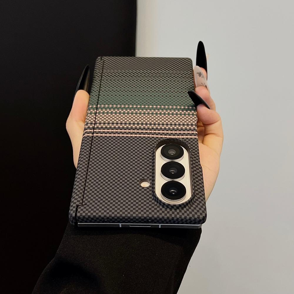 Custodia per telefono antiurto con texture in fibra di carbonio per Samsung Galaxy Z Fold 7, Cover protettiva magnetica invisibile per ricarica wireless