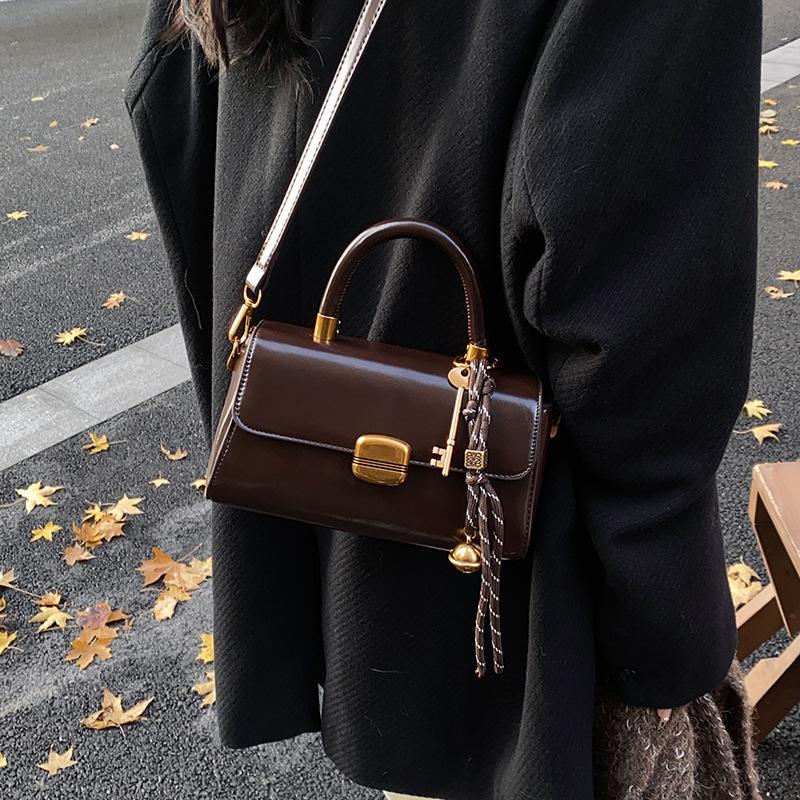 Premium Retro Underarm Small Square Bag 2025 Autumn and Winter New Fashionable Versatile Tofu Bag Women's Shoulder Messenger Bag