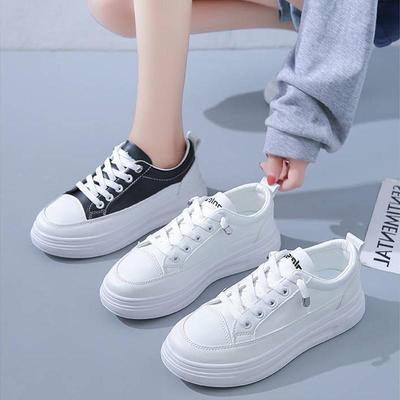 Weiße Casual-Sneakers für Damen im Frühjahr 2024 – leichte, trendige Outdoor-Schuhe mit dicker Sohle