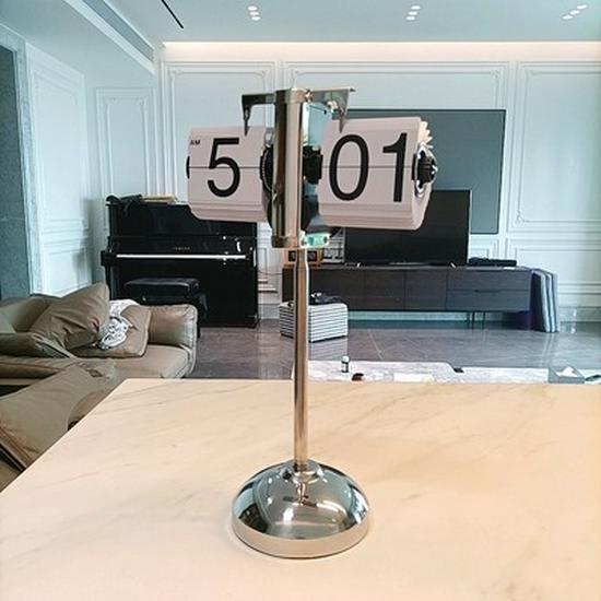 European Retro Flip Clock Table Ornament – Wang Ziru Style