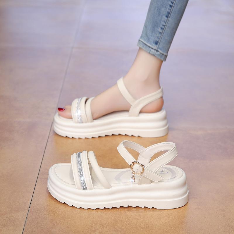 Step on shit feeling black sandals women's summer wear 2025 new soft-soled beach shoes French fairy style fashion sandals