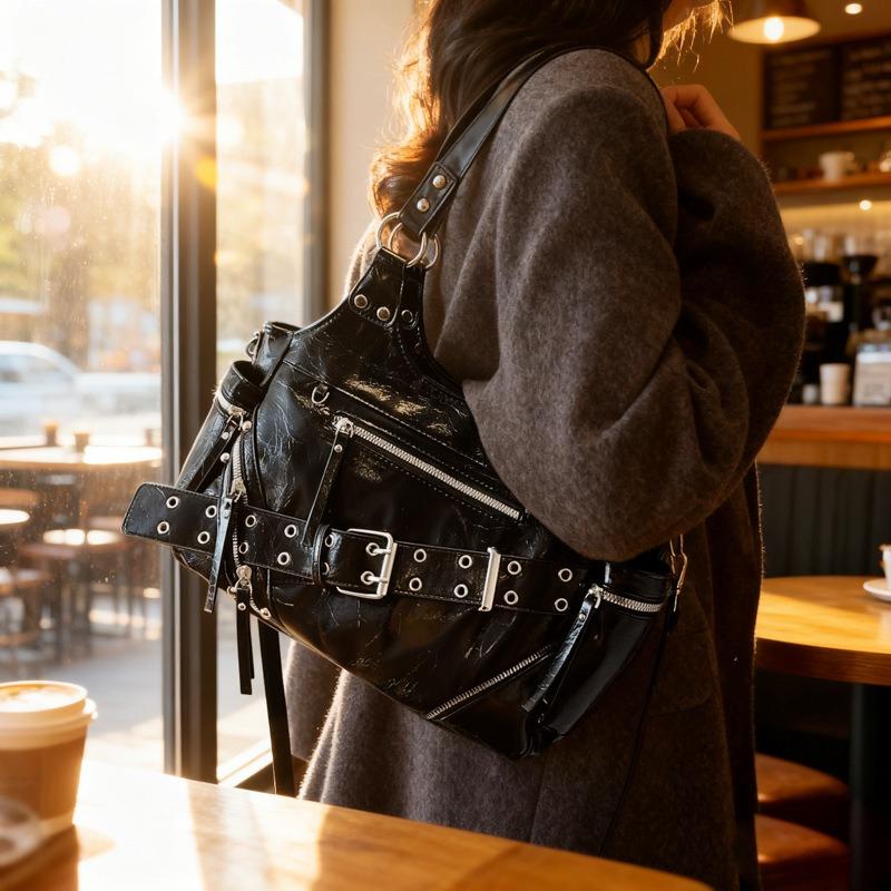 Retro rivet locomotive bag, large-capacity textured shoulder bag, high-end versatile messenger bag, underarm handbag, tote bag.