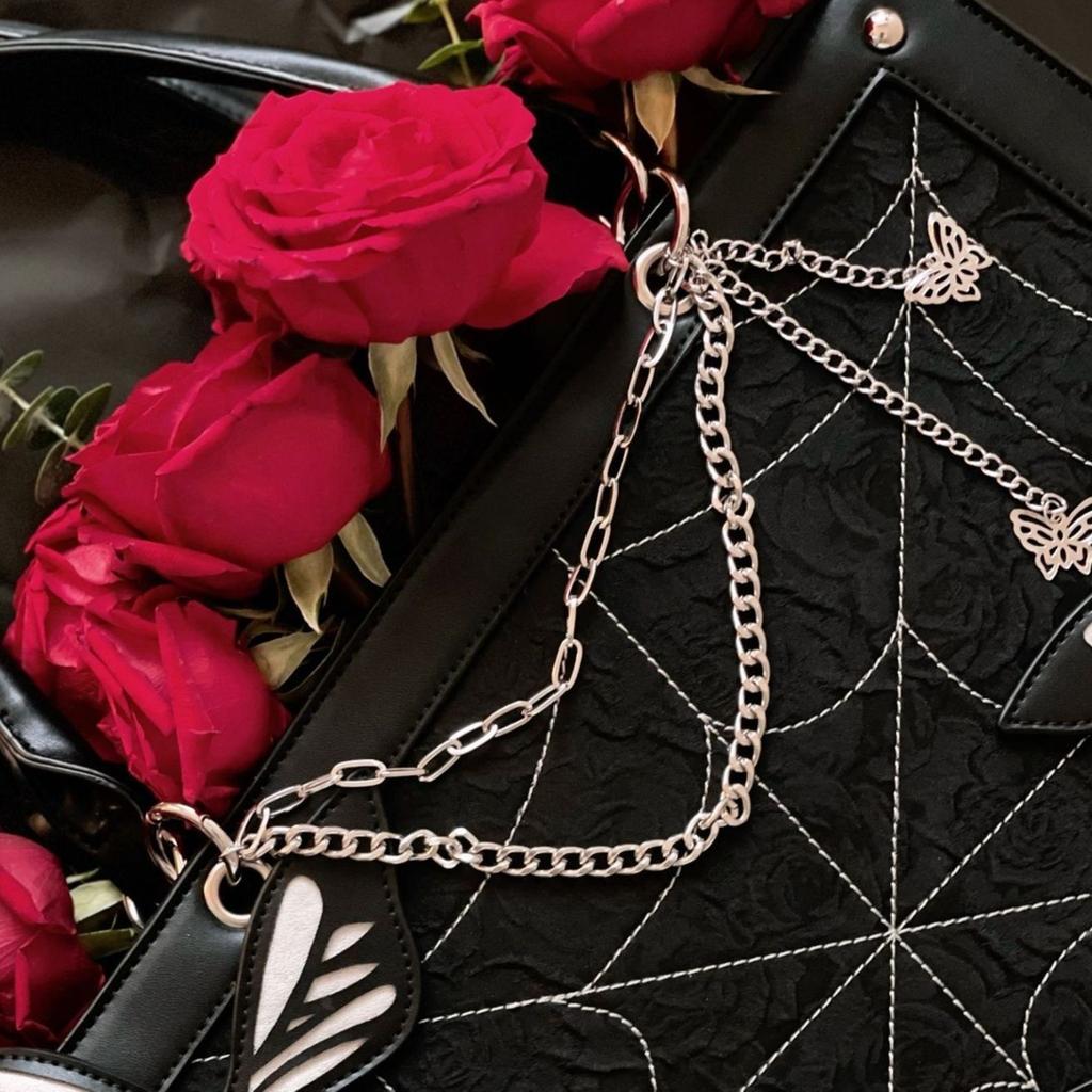 Dark style maze butterfly pain bag Toth girl holding the cross-body bag
