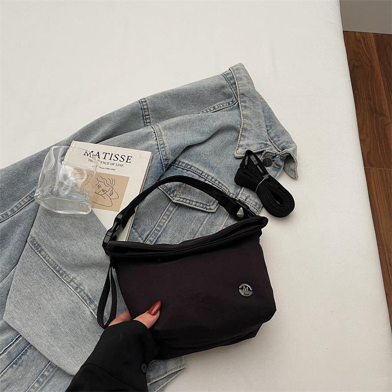 Autumn And Winter Niche Mobile Phone Bag Women'S Versatile Casual Nylon Messenger Bag Commuter Small Bag