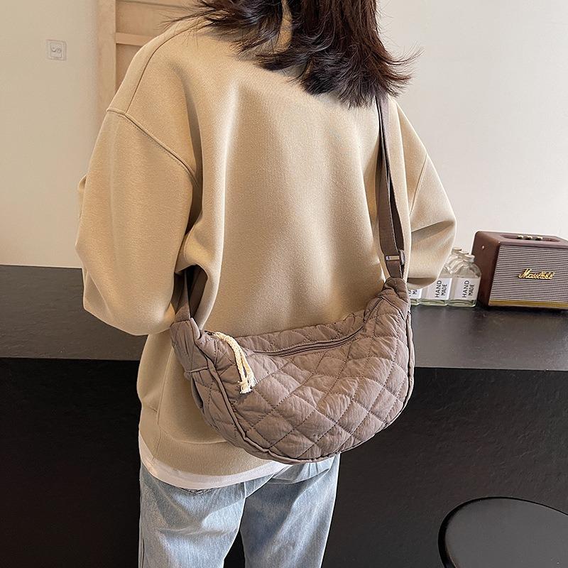 High-end bag women's large-capacity new autumn and winter tide fashion diamond nylon shoulder messenger bag dumpling bag