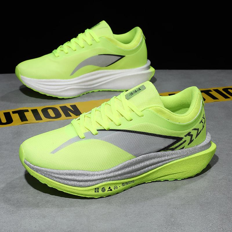 The new Feidian E carbon plate is really explosive, ultra-light rebound sports shoes, racing casual non-slip and wear-resistant running shoes.