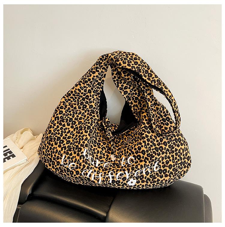 New design Lazy wind canvas shoulder bag women's large-capacity commuter underarm bag casual tote sickle bag