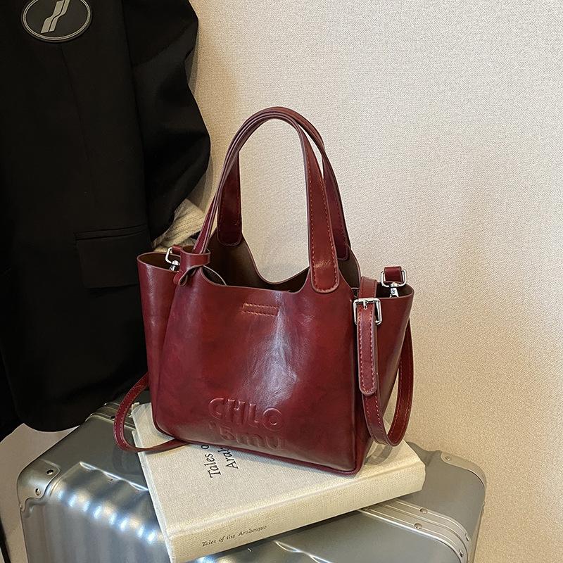 2025 autumn and winter new fashion trend generous retro exquisite small square bag women's shoulder bag