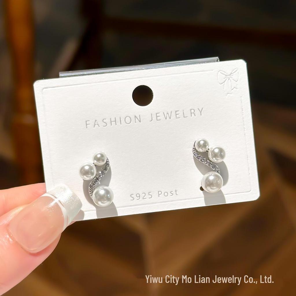 Pearl Stud Earrings - Hong Kong Style, Versatile Luxury Design for a Sophisticated Look.