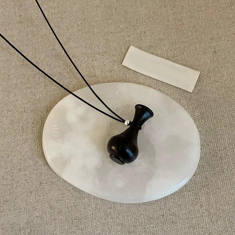 

Chic Elegant Long Pendant Necklace with Adjustable Black Rope Fashion Accessory for Ladies Matching with Sweater Chains