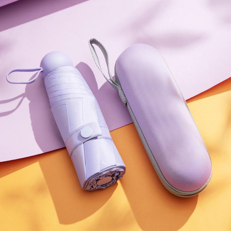 50% avslag: Kompakt Svart Plast Mini Paraply for UV-beskyttelse - Dobbeltbruk for Sol og Regn